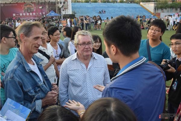 我校学子向外国友人介绍活动情况 易倩婷摄